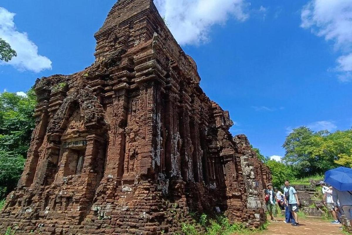 un grup de persones dretes davant d'un edifici de pedra