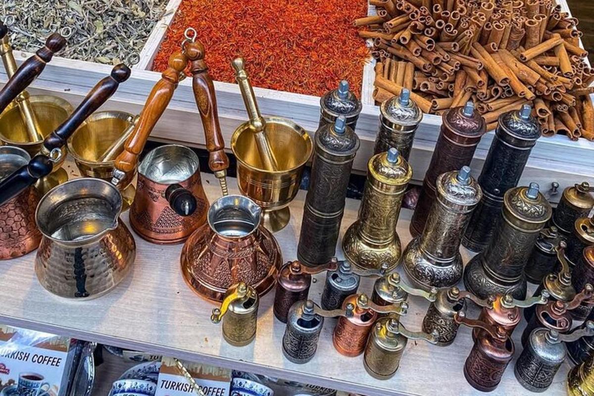 erinevat tüüpi esemete väljapanek laual