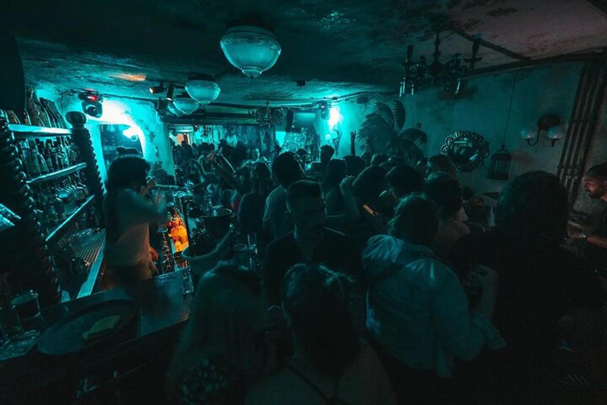 μια ομάδα ανθρώπων που κάθονται σε ένα μπαρ τη νύχτα