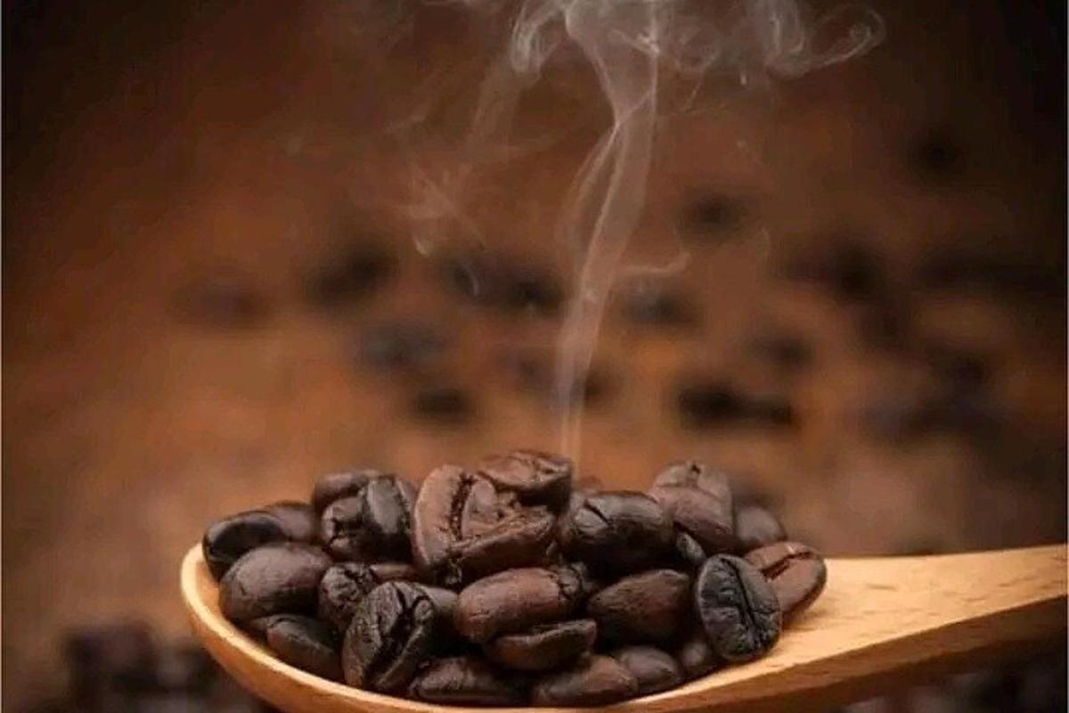 semangkuk biji kopi dengan asap keluar