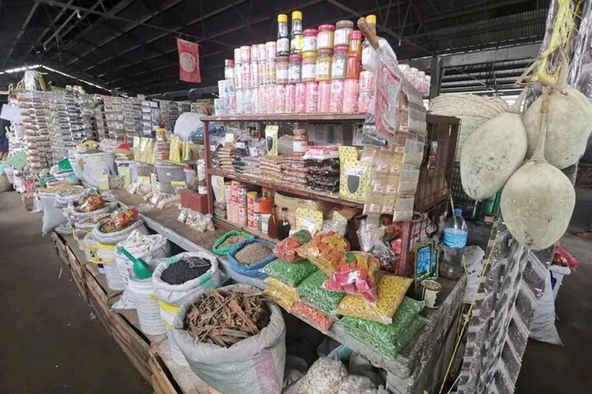 sebuah kedai yang dipenuhi dengan banyak makanan dan barangan lain