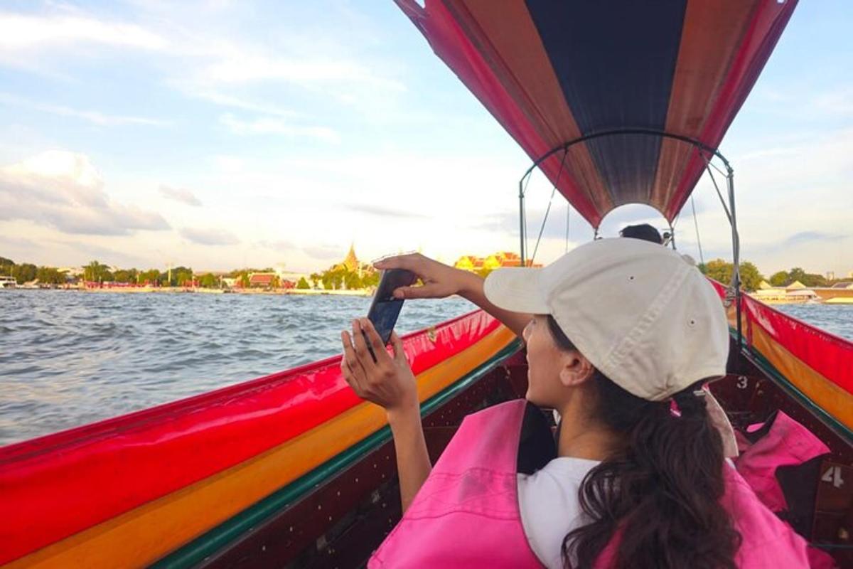 una mujer tomando una foto en un barco