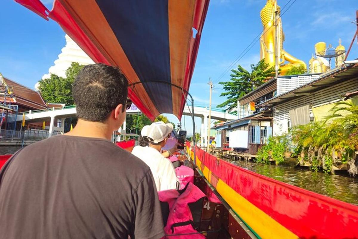 Un grupo de personas viajando en un bote en el agua