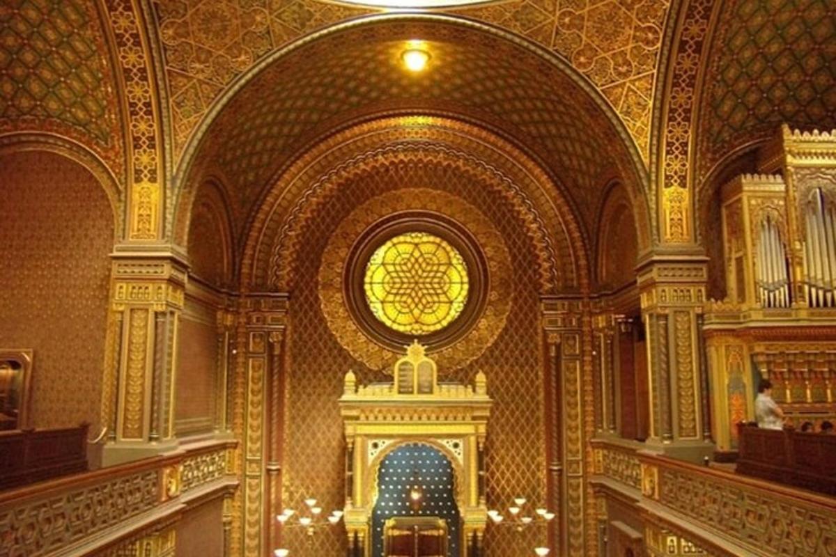 велика соба са олтаром у цркви