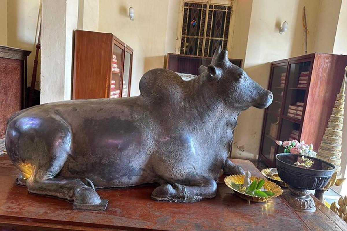 una statua di un orso seduto su un tavolo