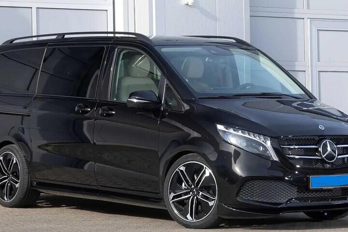 Černý minivan Mercedes Benz zaparkovaný v garáži