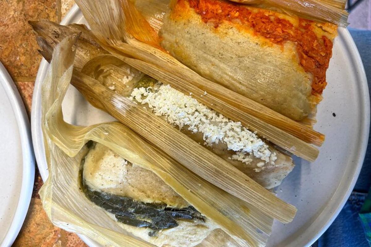 чиния с храна с юфка и хляб на масата