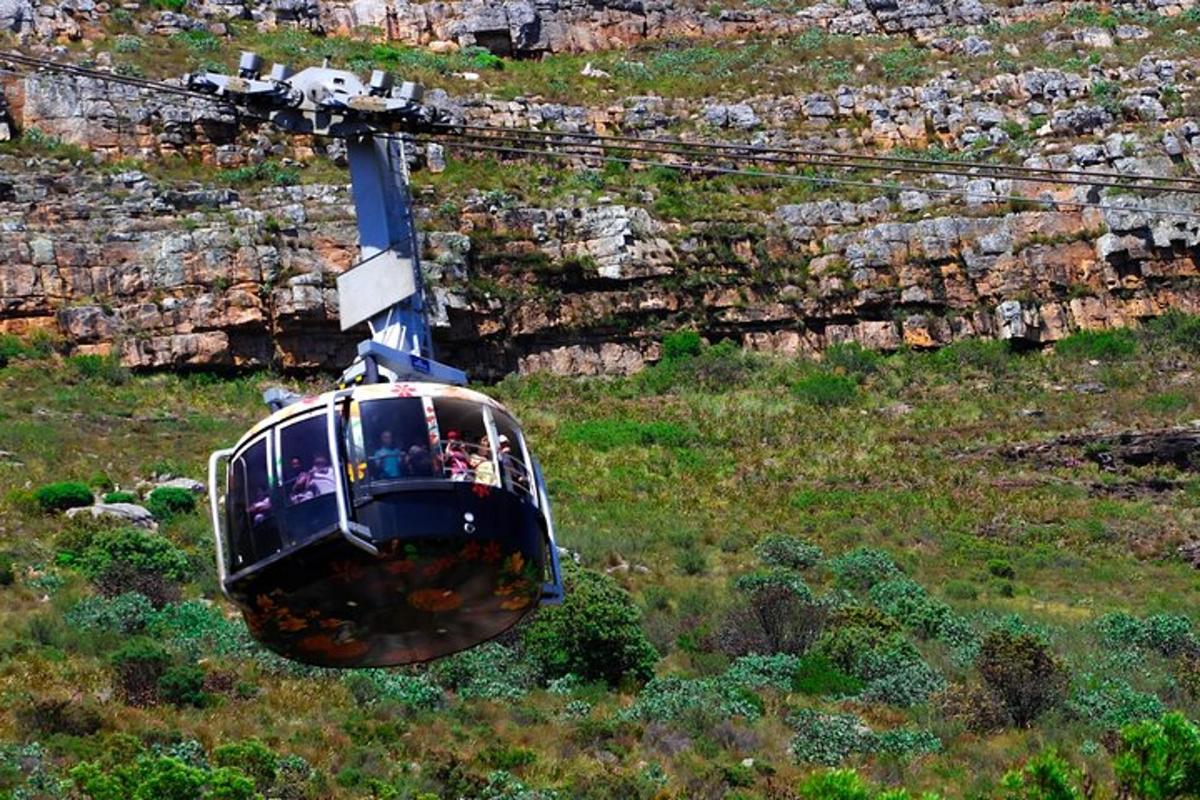 Un teleférico está volando sobre una montaña