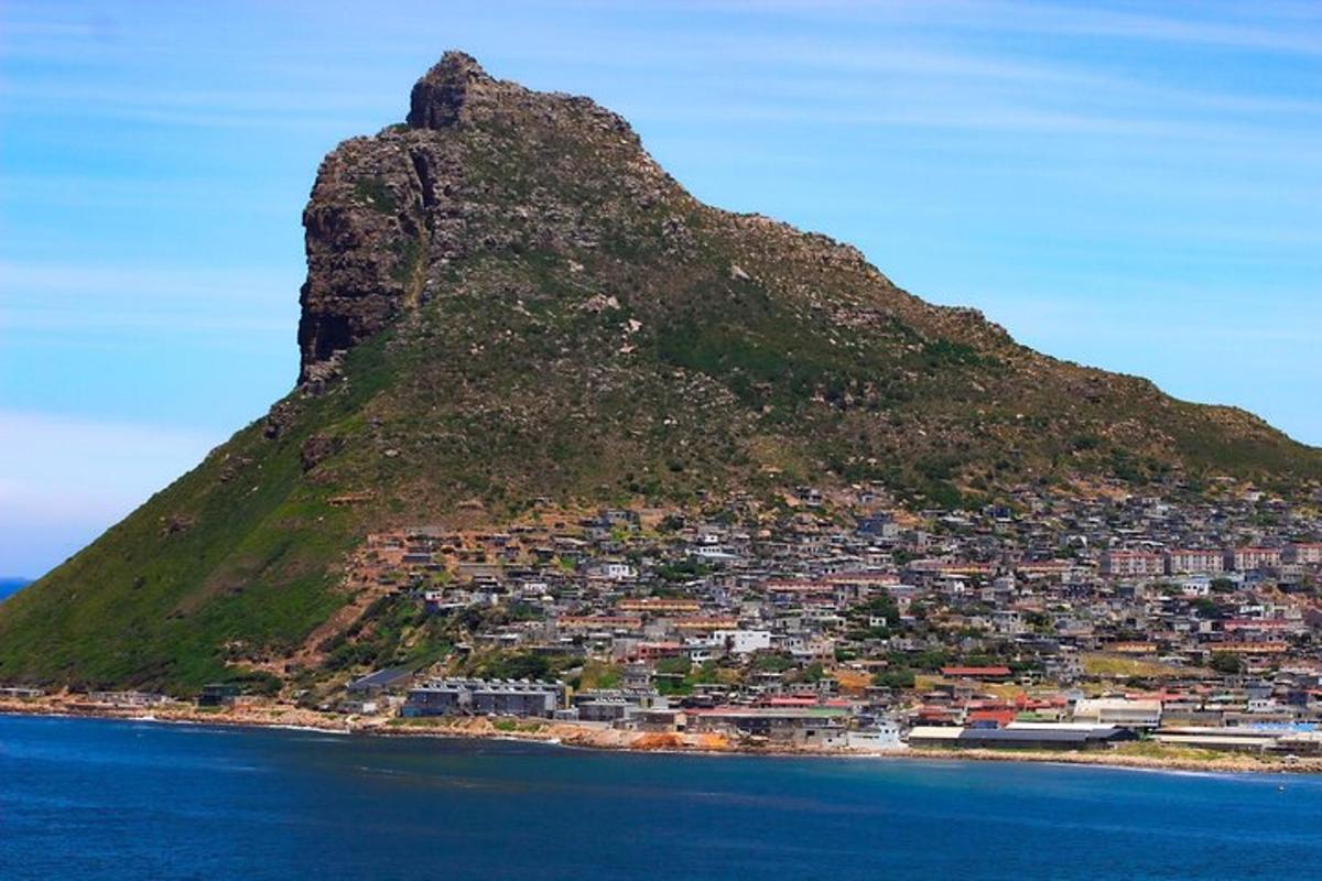 una montaña con una ciudad al lado del agua