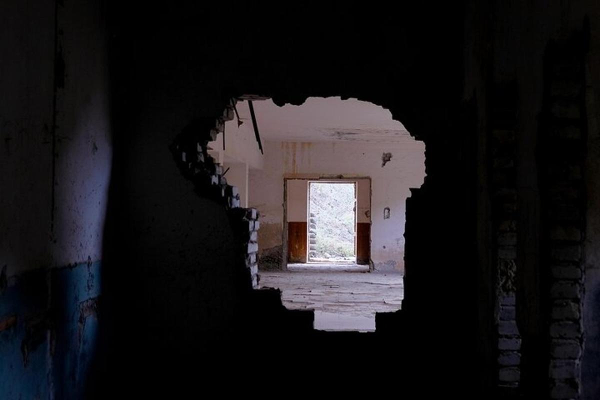 um quarto escuro com um buraco na parede