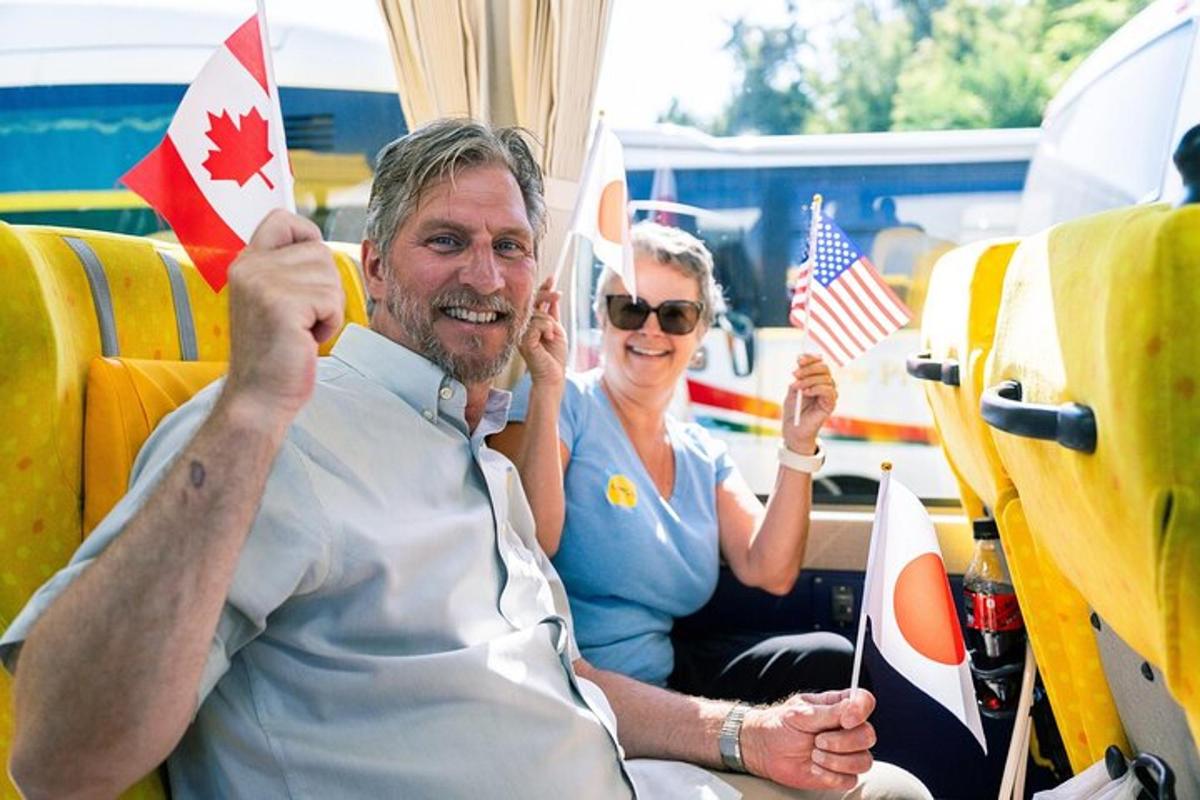 mees ja naine hoiavad Ameerika ja Kanada lippe