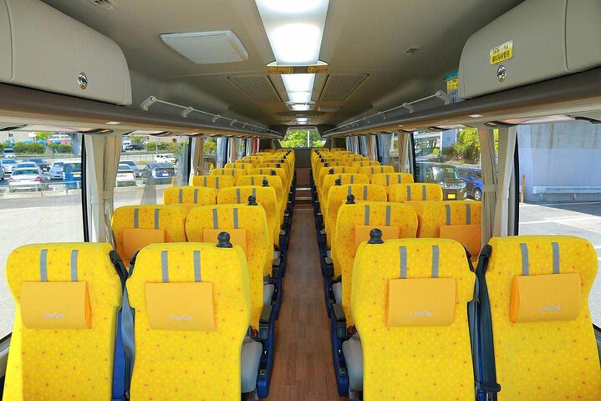 isang bus na walang laman na may dilaw na upuan sa isang bus