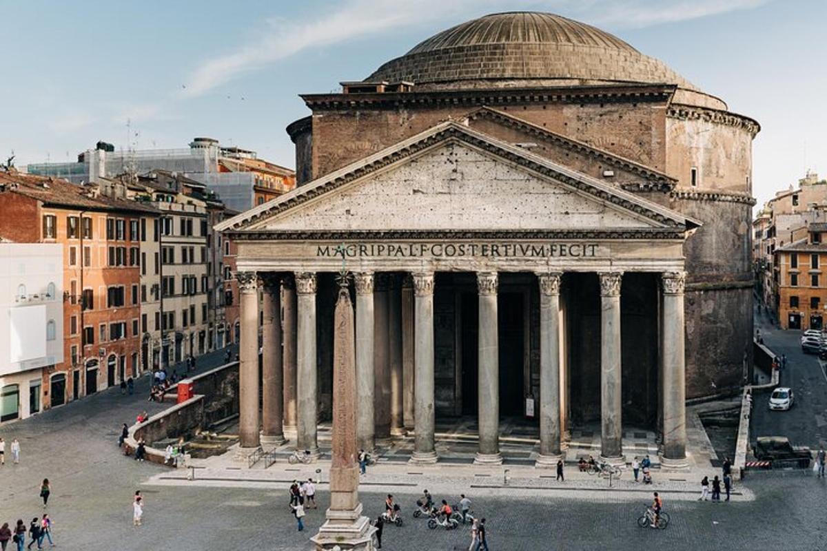 un grande edificio con una cupola in cima