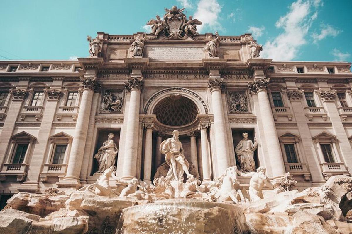 un edifici amb una font al davant