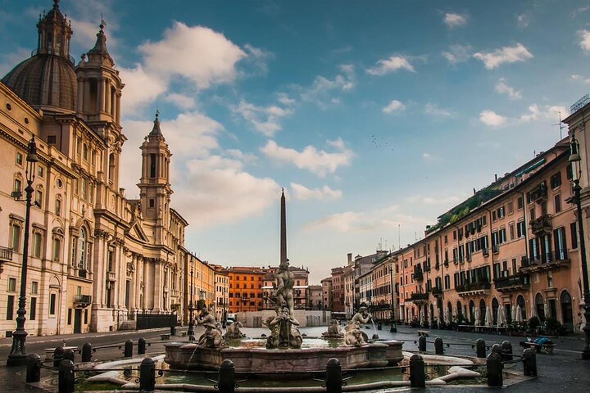 una fontana nel mezzo di una città con edifici