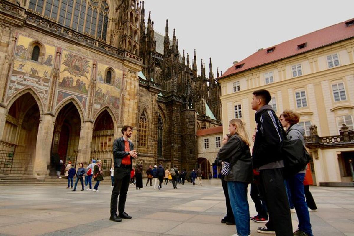un gruppo di persone in piedi davanti a una cattedrale