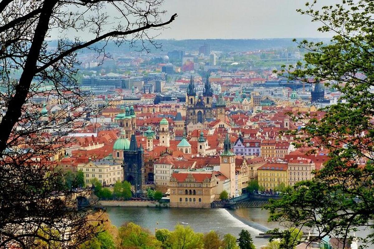 una vista di una città con un fiume e degli edifici
