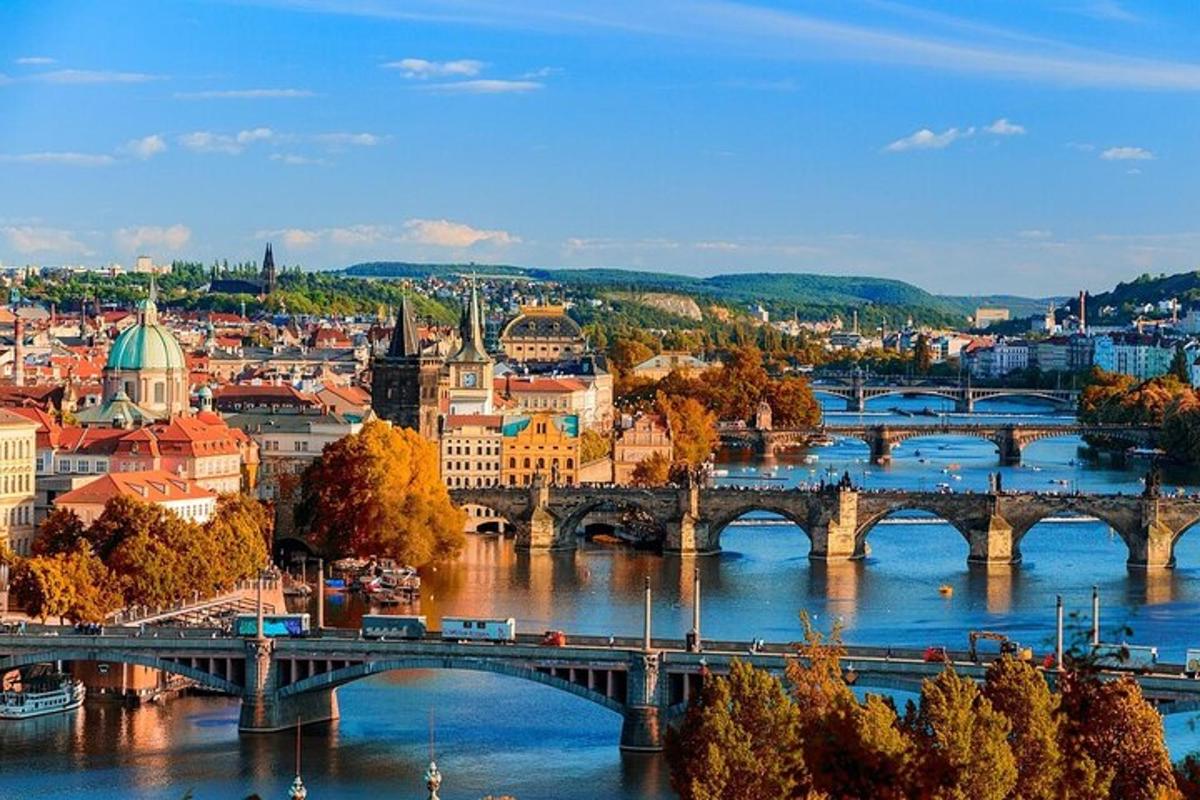 una vista di una città con un ponte e un fiume