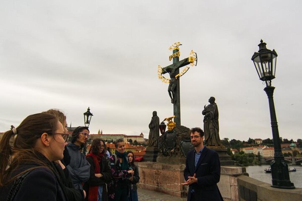 un groupe de personnes debout devant une statue