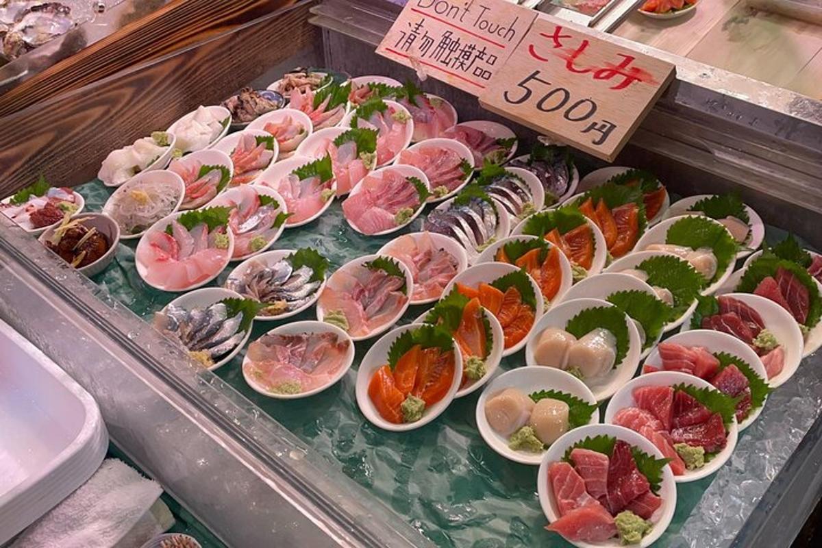 vitrína s mnoha různými druhy sushi