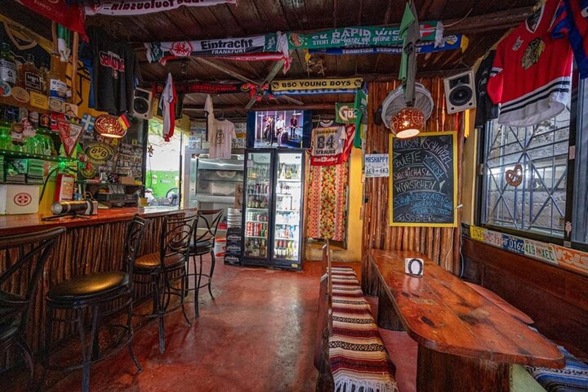 bar dengan meja dan kerusi kayu di dalam bilik