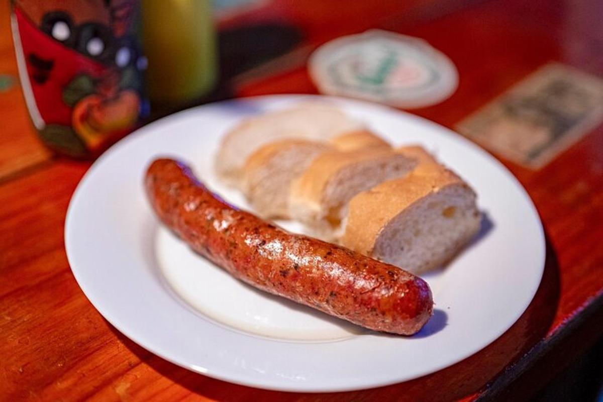hot dog ja leib laual taldrikul