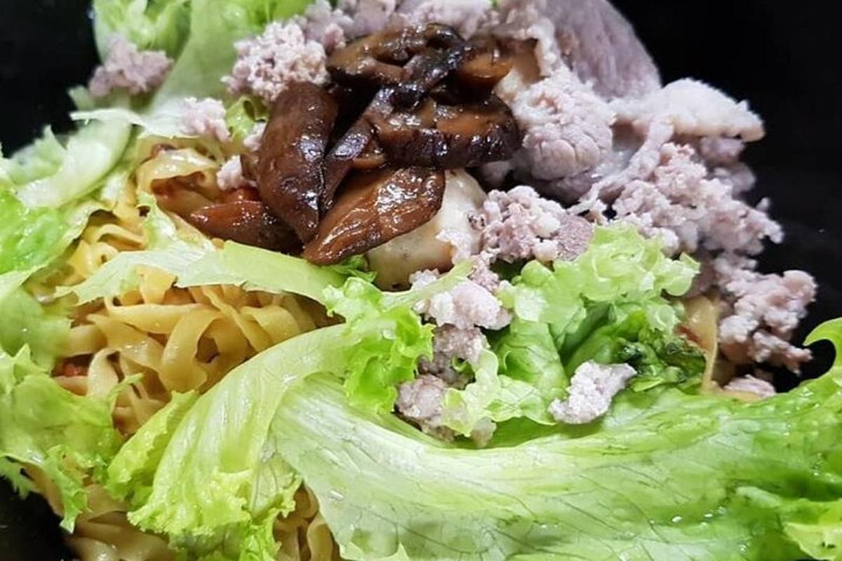 taldrik toitu salati, liha ja pähklitega