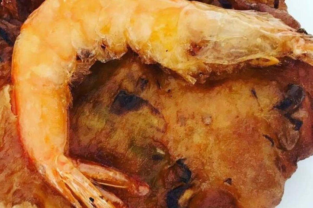 lähivõte küpsetisest, millel on nägu