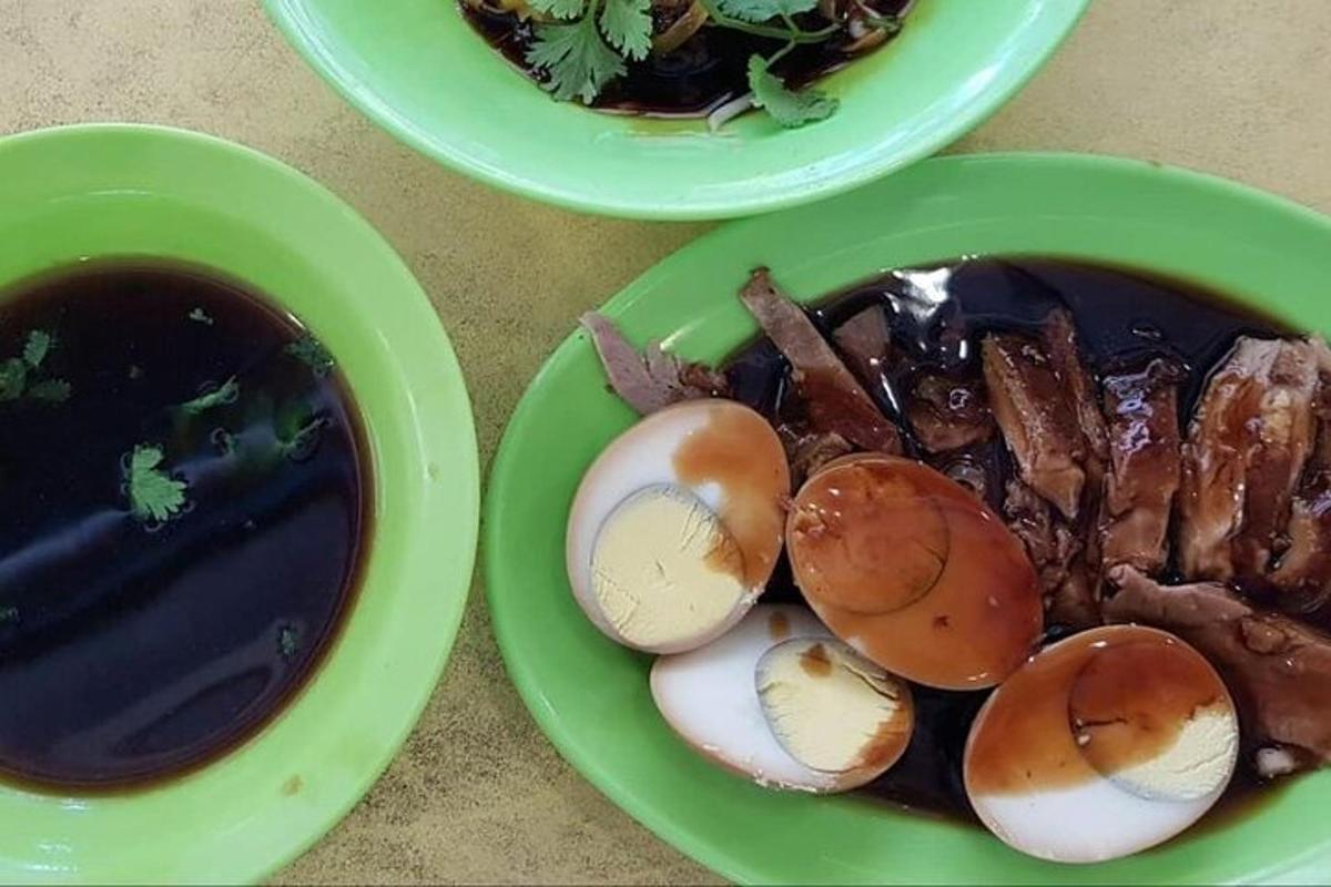 dua piring makanan berisi telur dan bacon dan semangkuk sup