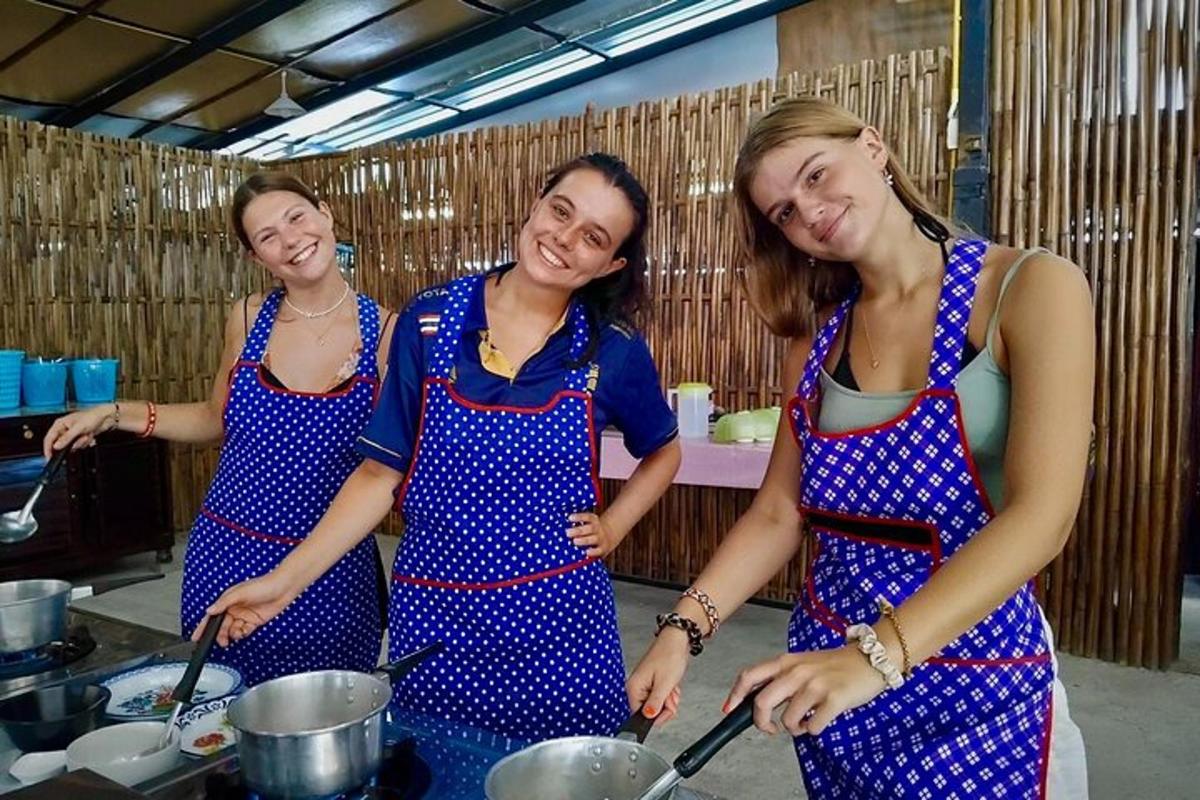 tre donne in piedi in una cucina che preparano il cibo