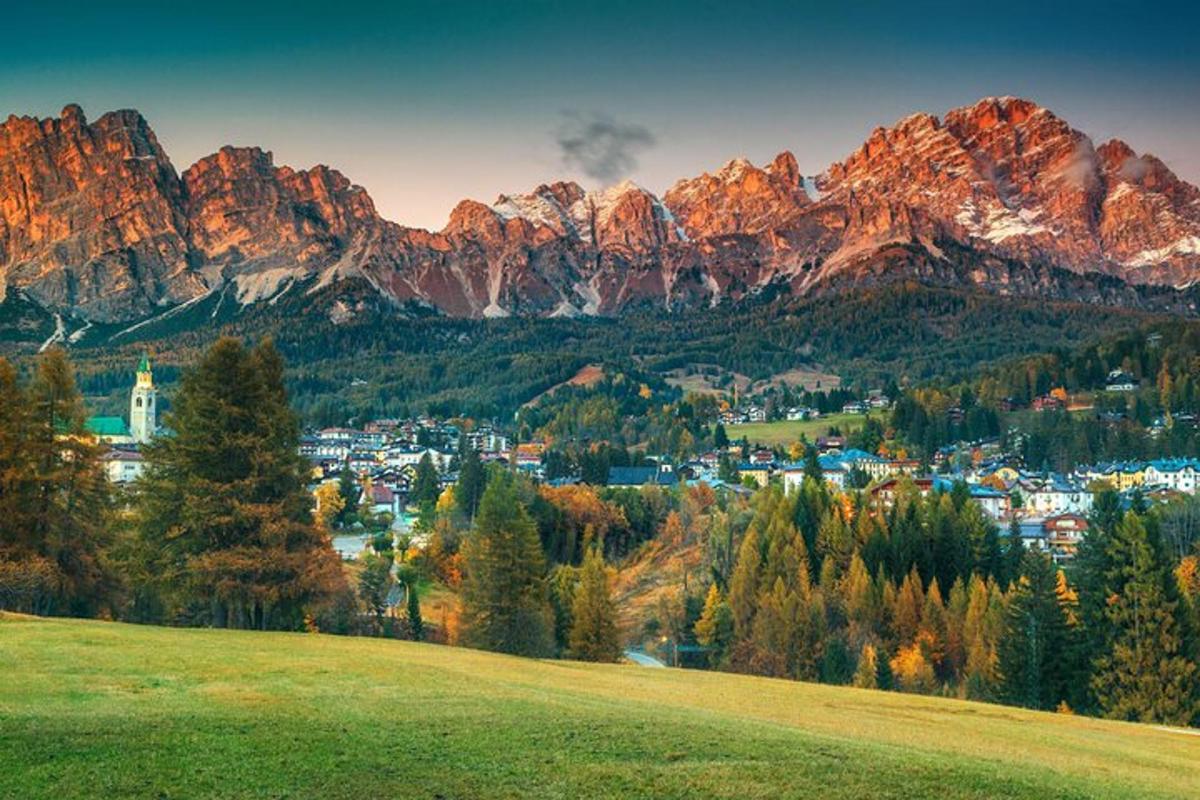 un pueblo en un valle con montañas al fondo