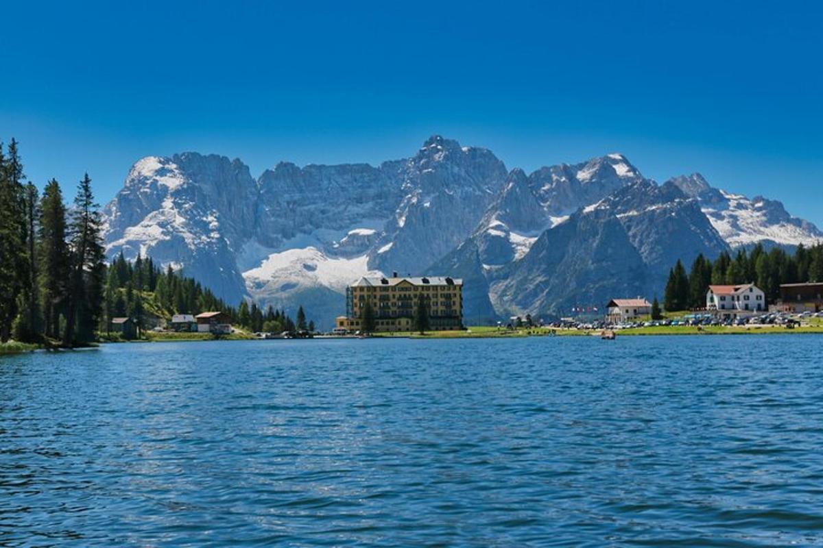 pohled na jezero s horami v pozadí