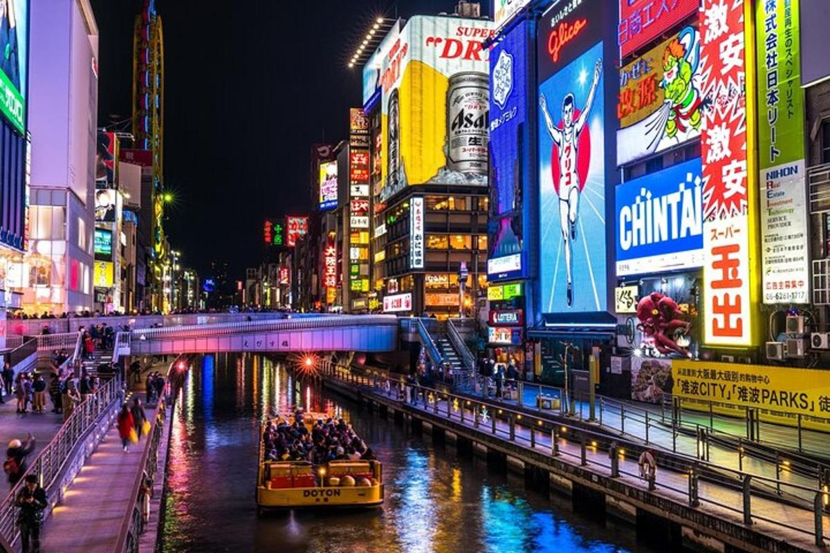 Un río en una ciudad de noche con edificios.