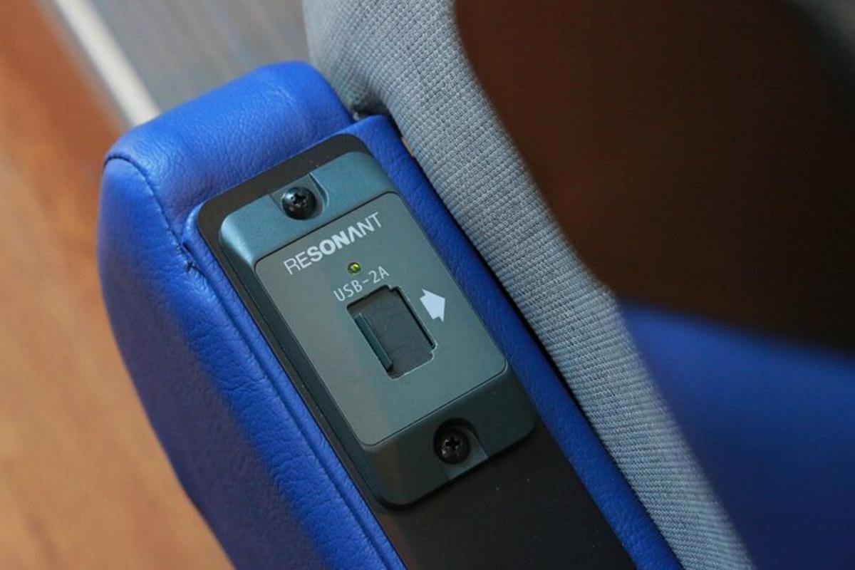 mobilni telefon leži v modrem etuiju