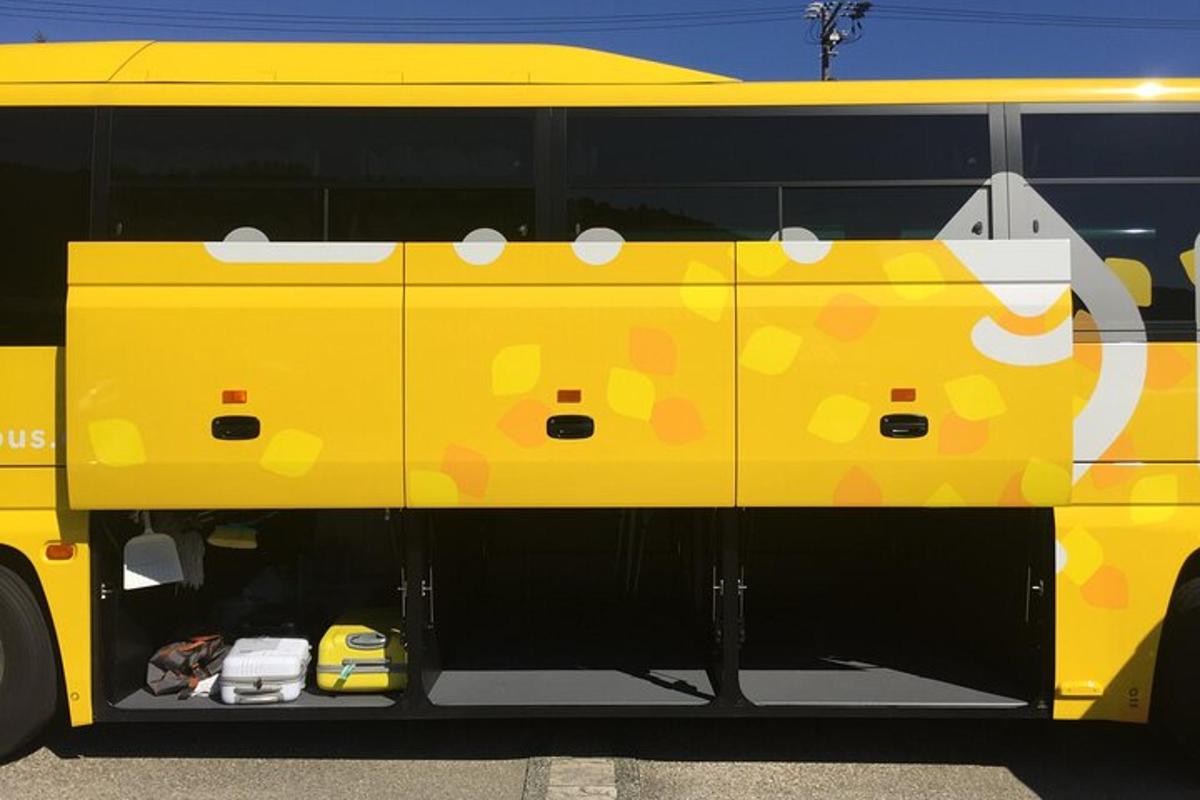 rumen avtobus z naslikanim obrazom na boku