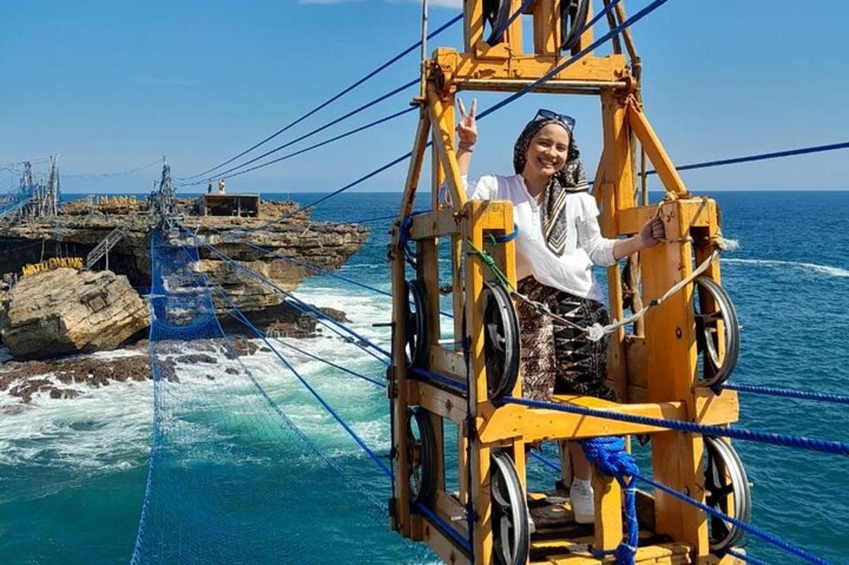 una donna sulle montagne russe nell'oceano