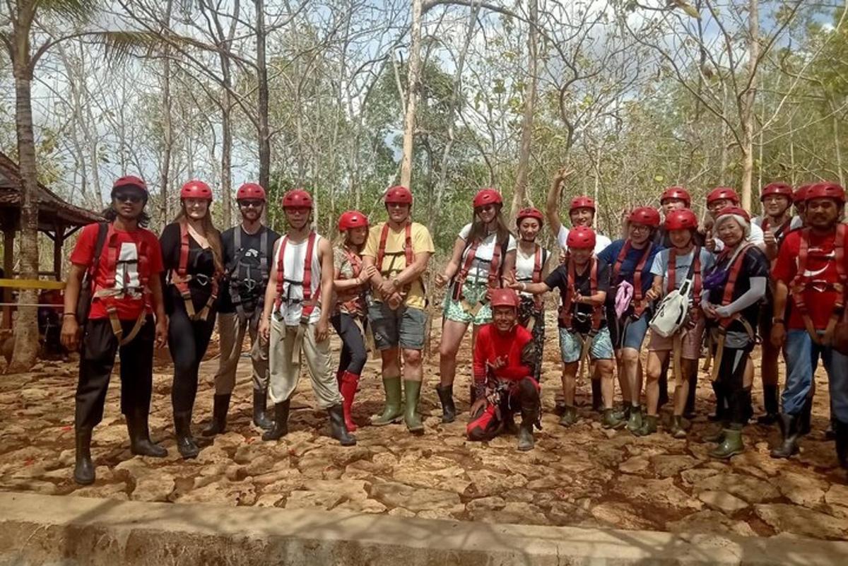 un gruppo di persone che indossano caschi e posano per una foto