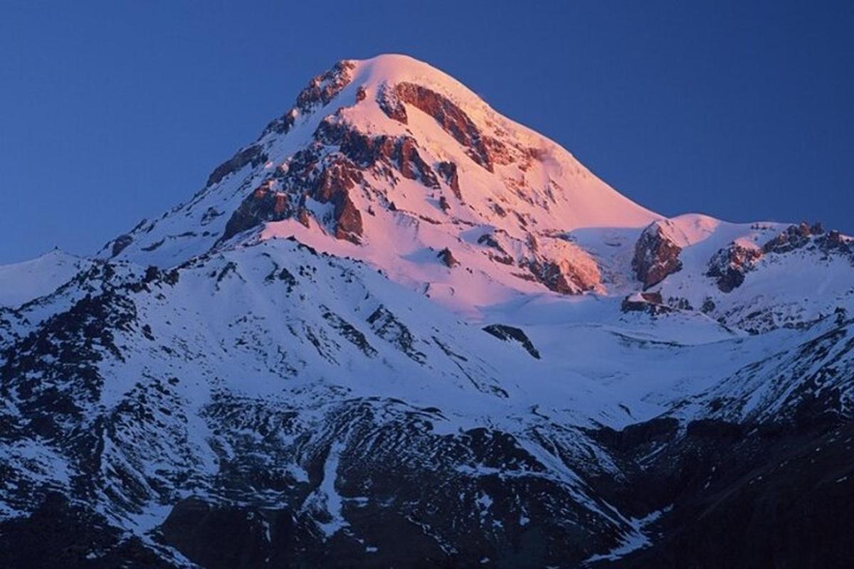 gunung yang dilitupi salji dengan langit biru