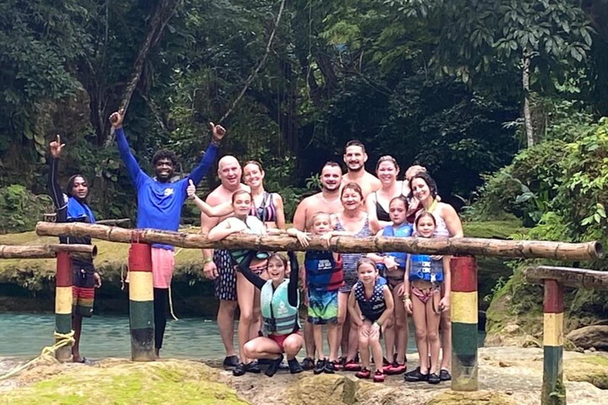 un gruppo di persone in posa per una foto su un tronco