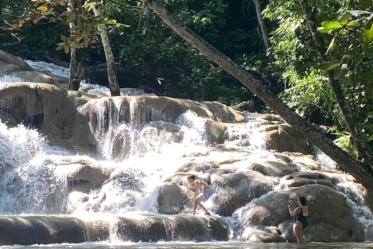 две особе у води у водопаду