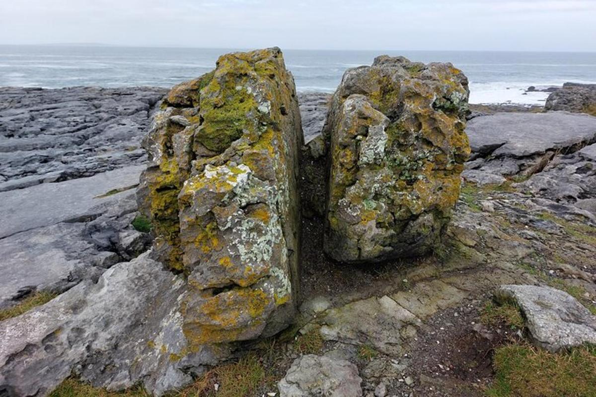 to store steiner på en steinete strand med havet