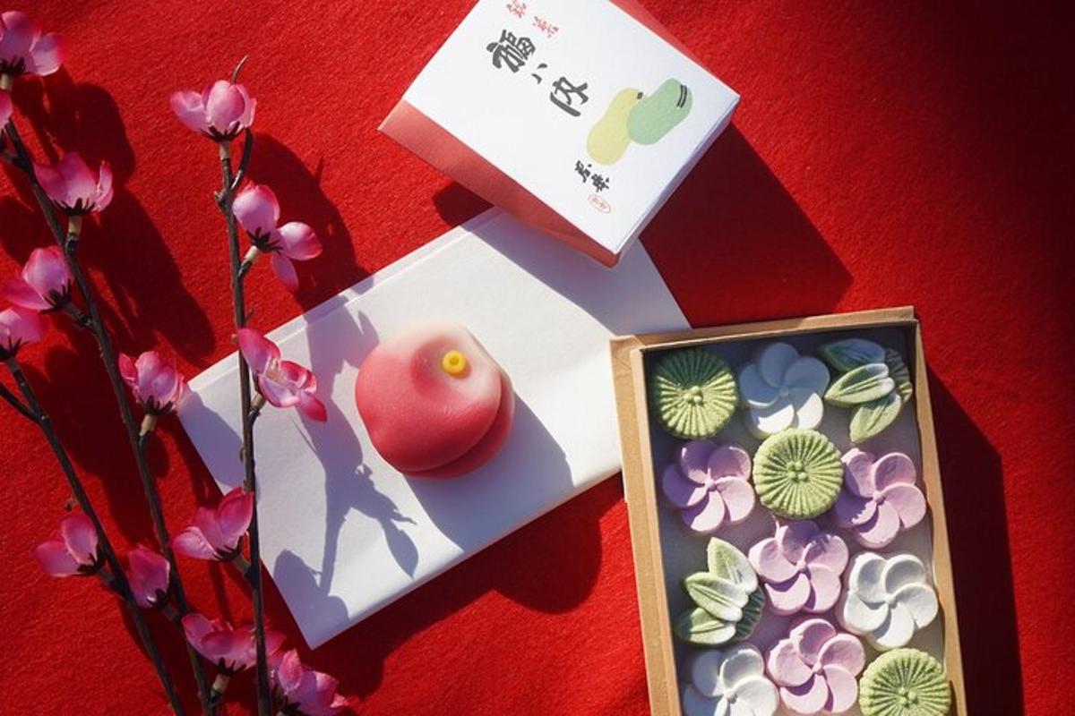 Una mesa con dos cartas y una manzana y flores.