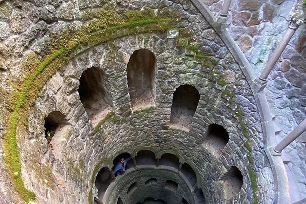 una vista dall'alto di un muro di pietra con tunnel