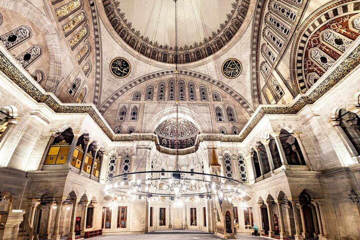 un gran edifici amb sostres de cúpula i una gran sala