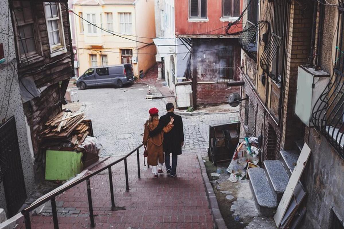 un home i una dona caminant per un carrer