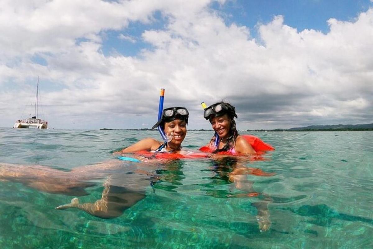 duas pessoas na água do oceano