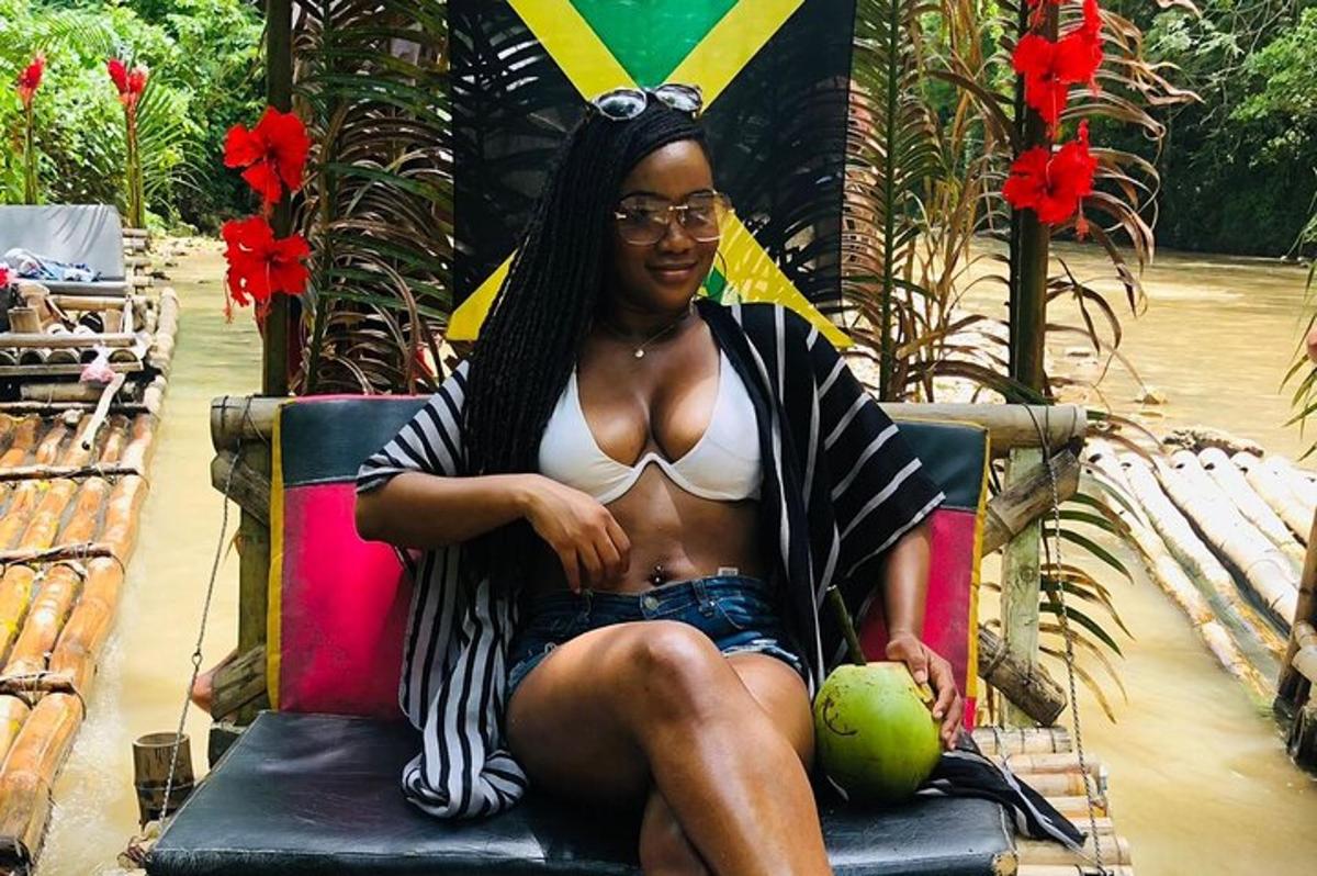 uma mulher de biquíni sentada em uma cadeira