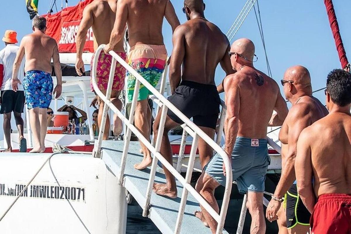 um grupo de homens em pé em um barco