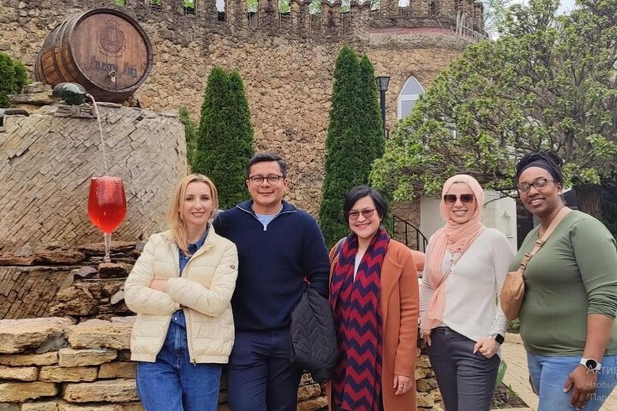 un gruppo di persone in piedi davanti a un castello