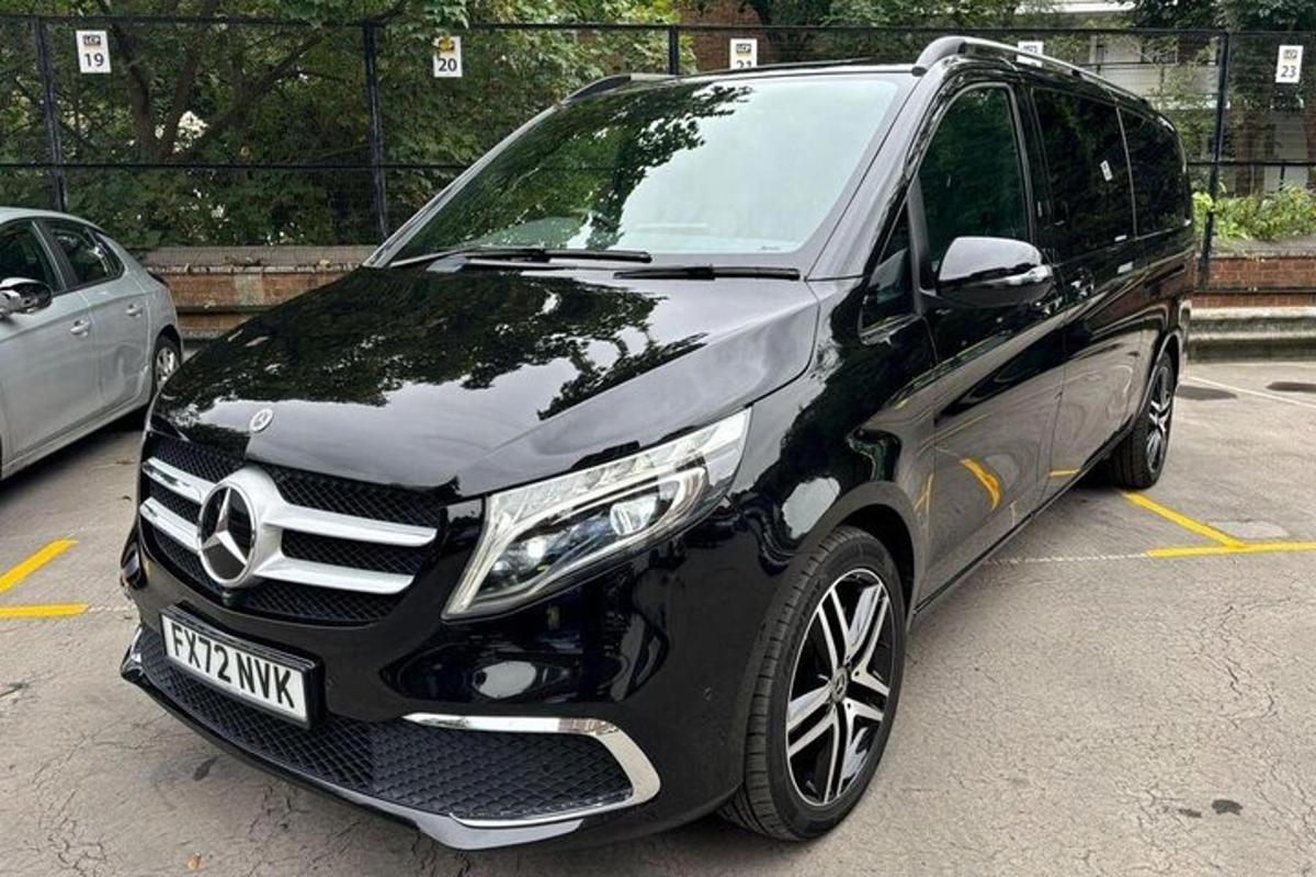 černé auto zaparkované na parkovišti